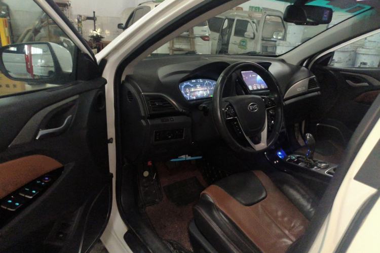 Used BYD Qin New Energy 2015 1.5T Dual-Crown Flagship Edition Driver Seat