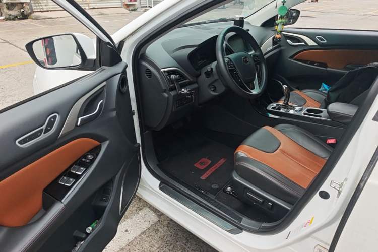 Used BYD Qin New Energy 2015 1.5T Dual-Crown Flagship Plus Edition Driver Seat