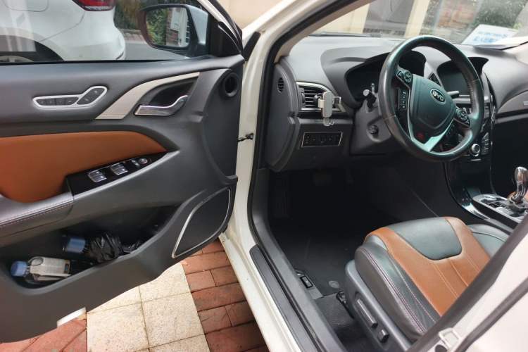 Used BYD Qin New Energy 2015 1.5T Dual-Crown Flagship Plus Edition Driver Seat