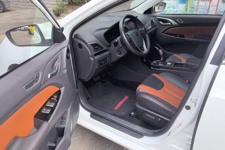 Used BYD Qin New Energy 2015 1.5T Dual-Crown Flagship Plus Edition Driver Seat