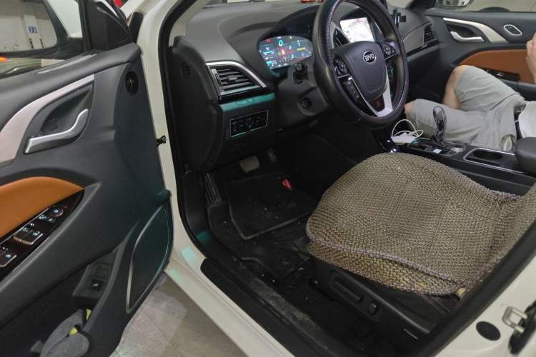 Used BYD Qin New Energy 2015 1.5T Dual-Crown Flagship Plus Edition Driver Seat