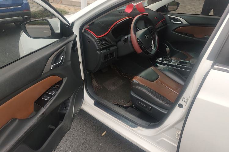 Used BYD Qin New Energy 2015 1.5T Dual-Crown Flagship Edition Driver Seat