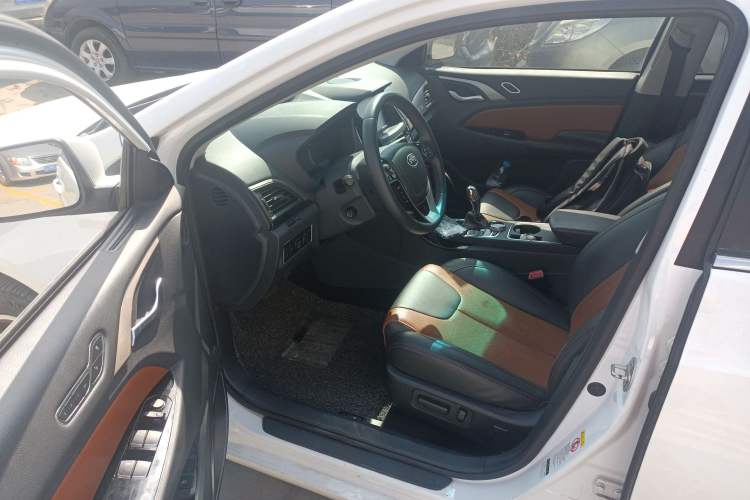 Used BYD Qin New Energy 2015 1.5T Dual-Crown Flagship Plus Edition Driver Seat