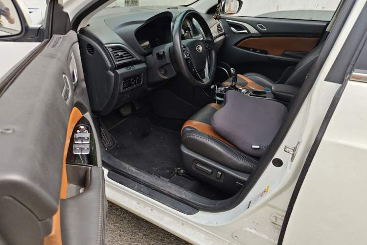 Used BYD Qin New Energy 2015 1.5T Dual-Crown Flagship Plus Edition Driver Seat
