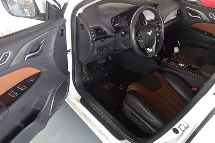 Used BYD Qin New Energy 2015 1.5T Dual-Crown Flagship Plus Edition Driver Seat
