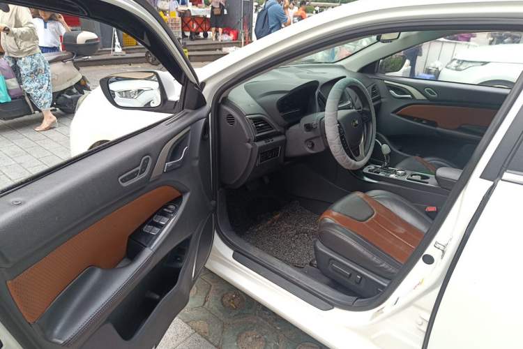 Used BYD Qin New Energy 2015 1.5T Dual-Crown Flagship Plus Edition Driver Seat