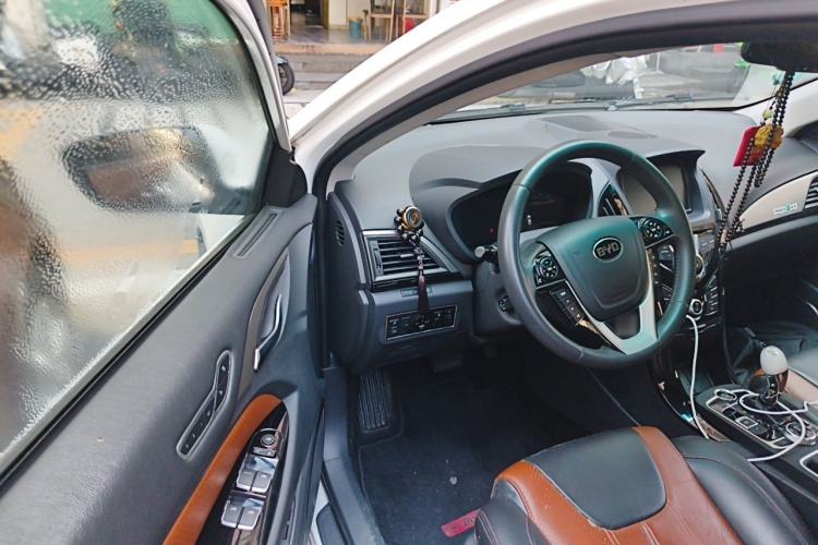 Used BYD Qin New Energy 2015 1.5T Dual-Crown Flagship Plus Edition Driver Seat