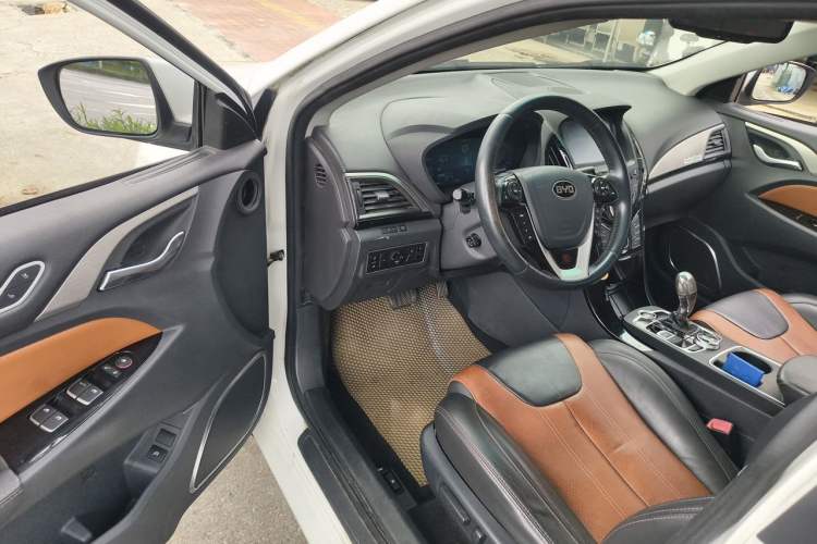 Used BYD Qin New Energy 2015 1.5T Dual-Crown Flagship Plus Edition Driver Seat