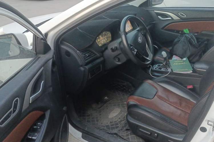 Used BYD Qin New Energy 2015 1.5T Dual-Crown Flagship Plus Edition Driver Seat