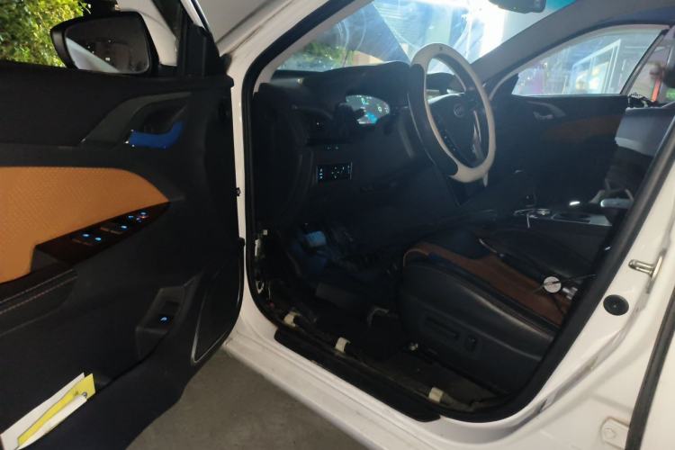 Used BYD Qin New Energy 2015 1.5T Dual-Crown Flagship Edition Driver Seat