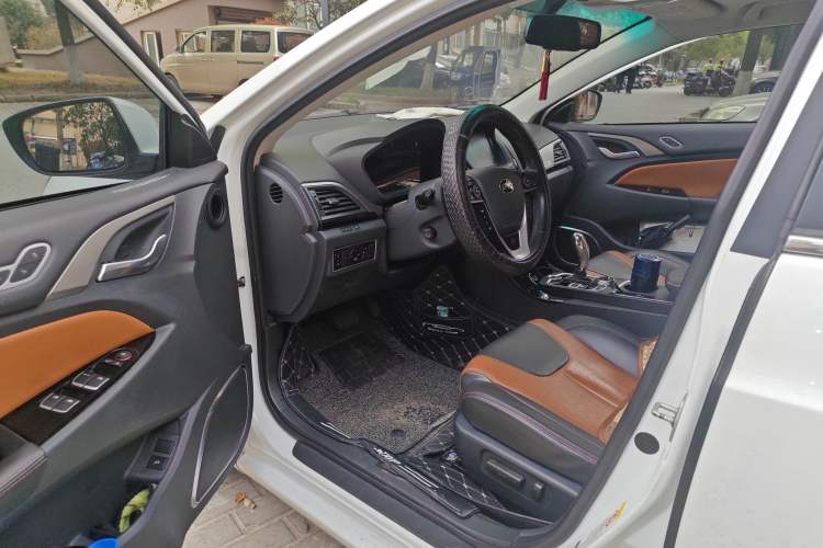 Used BYD Qin New Energy 2015 1.5T Dual-Crown Flagship Plus Edition Driver Seat