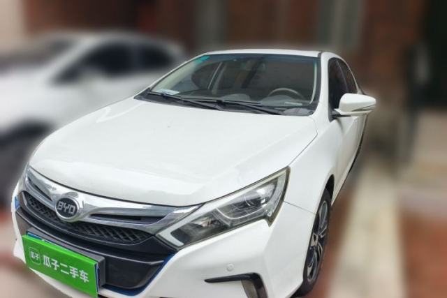 Ojetý BYD Qin New Energy 2015 1.5T Dual-Crown Flagship Plus Edition