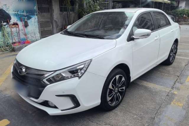Ojetý BYD Qin New Energy 2015 1.5T Dual-Crown Flagship Plus Edition