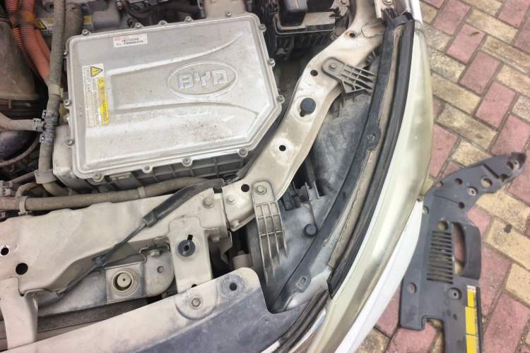Used BYD Qin New Energy 2015 1.5T Dual-Crown Flagship Plus Edition Engine Bay Left
