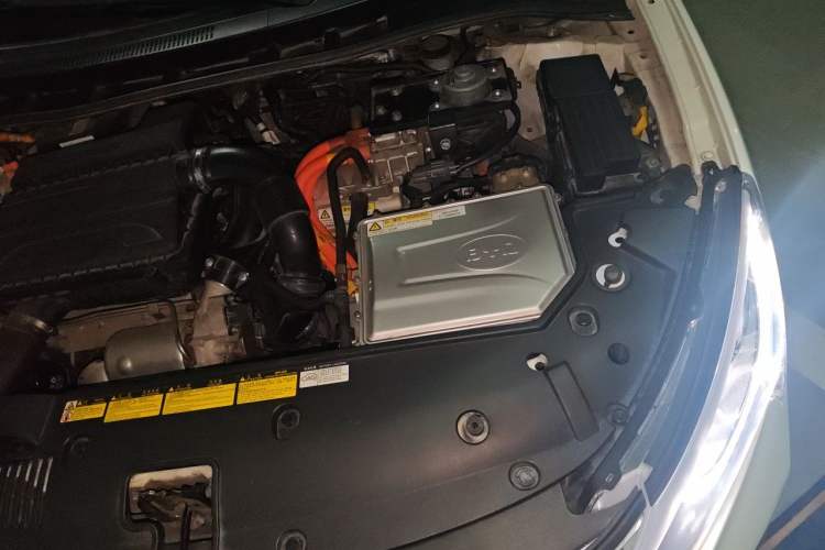 Used BYD Qin New Energy 2015 1.5T Dual-Crown Flagship Edition Engine Bay Left