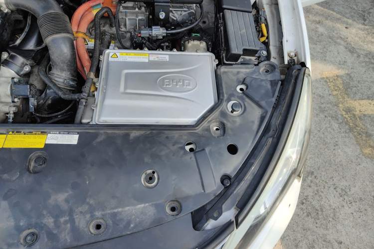 Used BYD Qin New Energy 2015 1.5T Dual-Crown Flagship Edition Engine Bay Left