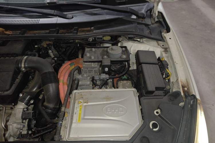 Used BYD Qin New Energy 2015 1.5T Dual-Crown Flagship Plus Edition Engine Bay Left