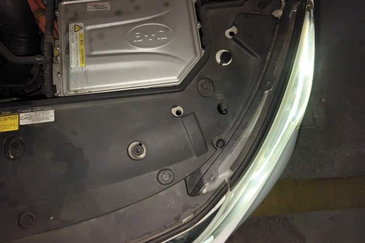 Used BYD Qin New Energy 2015 1.5T Dual-Crown Flagship Edition Engine Bay Left