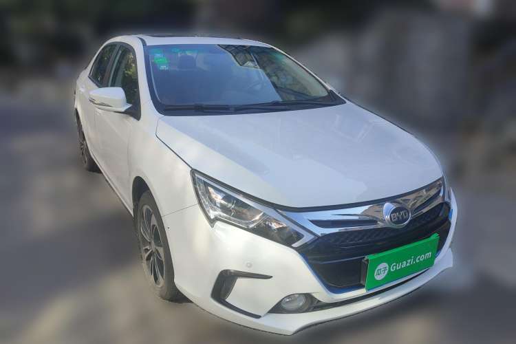Used BYD Qin New Energy 2015 1.5T Dual-Crown Flagship Plus Edition Front Right 45 Deg