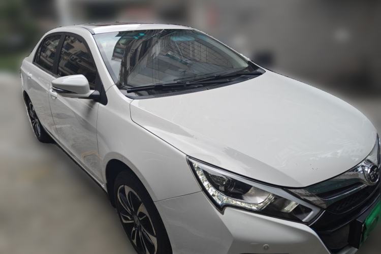 Used BYD Qin New Energy 2015 1.5T Dual-Crown Flagship Edition Front Right 45 Deg
