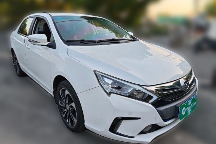 Used BYD Qin New Energy 2015 1.5T Dual-Crown Flagship Plus Edition Front Right 45 Deg