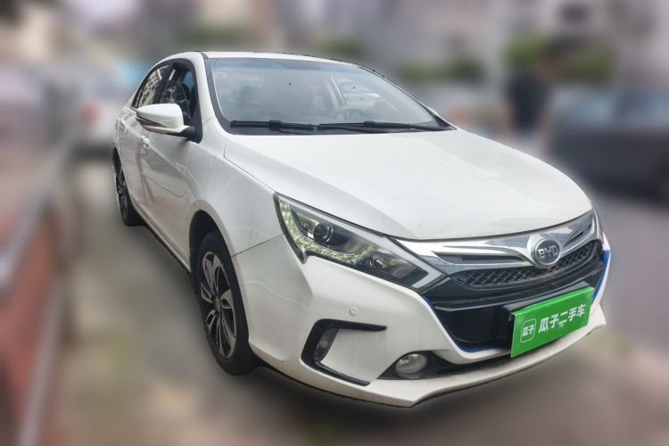 Used BYD Qin New Energy 2015 1.5T Dual-Crown Flagship Plus Edition Front Right 45 Deg
