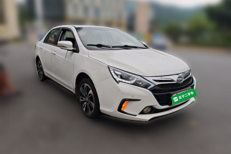 Used BYD Qin New Energy 2015 1.5T Dual-Crown Flagship Plus Edition Front Right 45 Deg