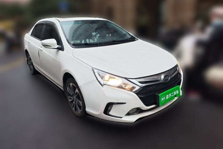 Used BYD Qin New Energy 2015 1.5T Dual-Crown Flagship Plus Edition Front Right 45 Deg