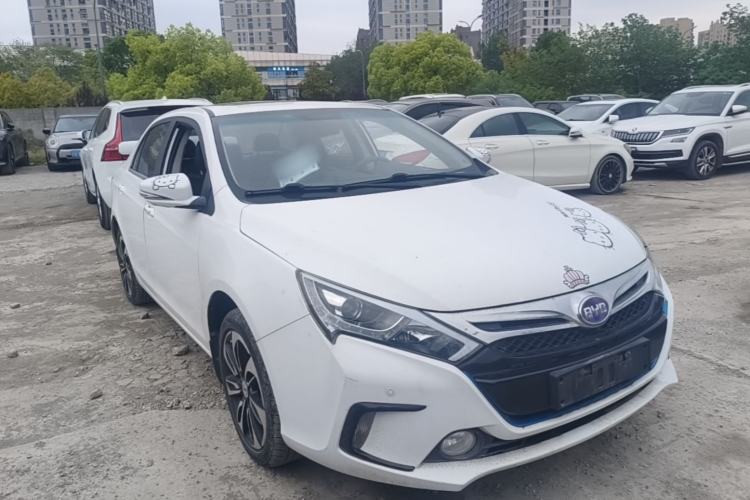 Used BYD Qin New Energy 2015 1.5T Dual-Crown Flagship Edition Front Right 45 Deg