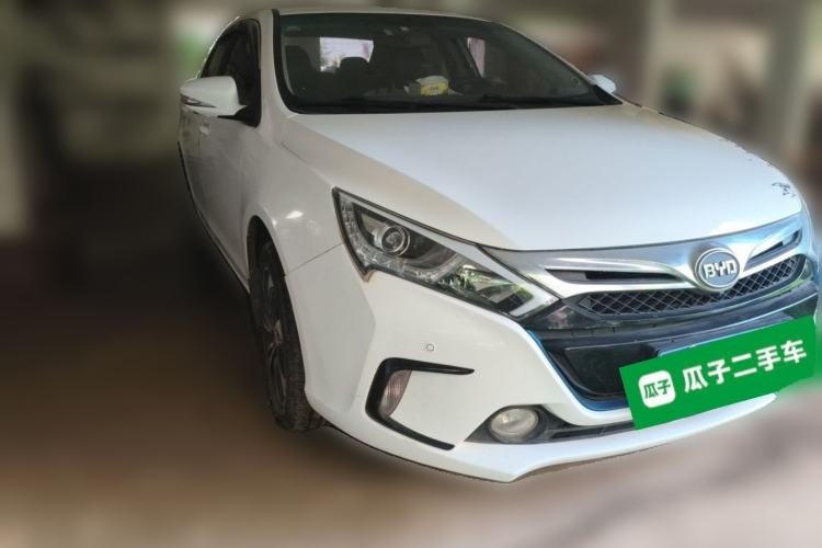 Used BYD Qin New Energy 2015 1.5T Dual-Crown Flagship Edition Front Right 45 Deg