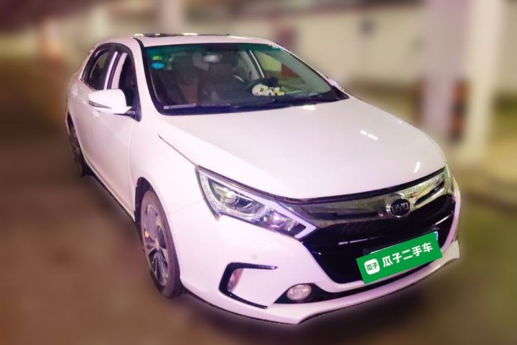 Used BYD Qin New Energy 2015 1.5T Dual-Crown Flagship Plus Edition Front Right 45 Deg