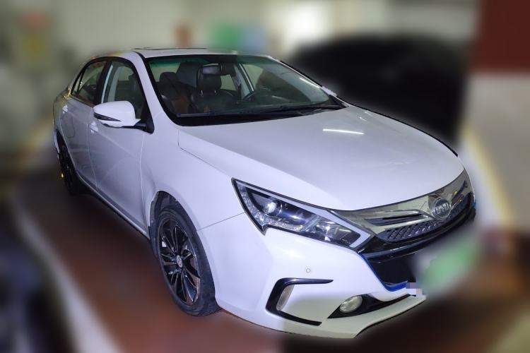 Used BYD Qin New Energy 2015 1.5T Dual-Crown Flagship Plus Edition Front Right 45 Deg