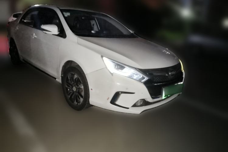 Used BYD Qin New Energy 2015 1.5T Dual-Crown Flagship Edition Front Right 45 Deg