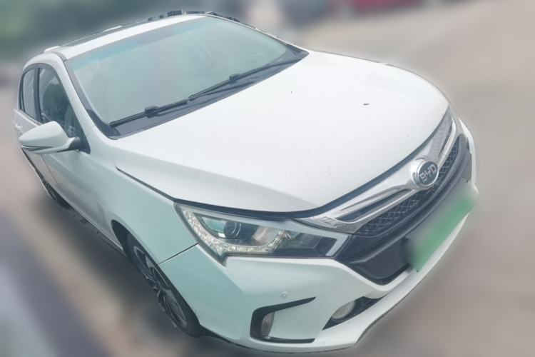 Used BYD Qin New Energy 2015 1.5T Dual-Crown Flagship Plus Edition Front Right 45 Deg