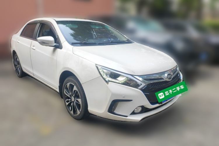 Used BYD Qin New Energy 2015 1.5T Dual-Crown Flagship Plus Edition Front Right 45 Deg