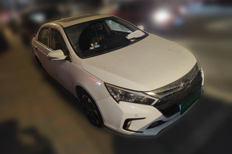 Used BYD Qin New Energy 2015 1.5T Dual-Crown Flagship Edition Front Right 45 Deg