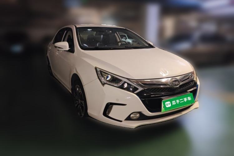 Used BYD Qin New Energy 2015 1.5T Dual-Crown Flagship Plus Edition Front Right 45 Deg