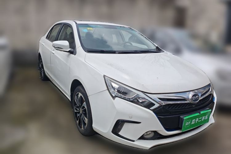 Used BYD Qin New Energy 2015 1.5T Dual-Crown Flagship Plus Edition Front Right 45 Deg