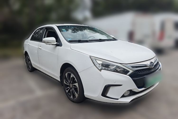 Used BYD Qin New Energy 2015 1.5T Dual-Crown Flagship Plus Edition Front Right 45 Deg
