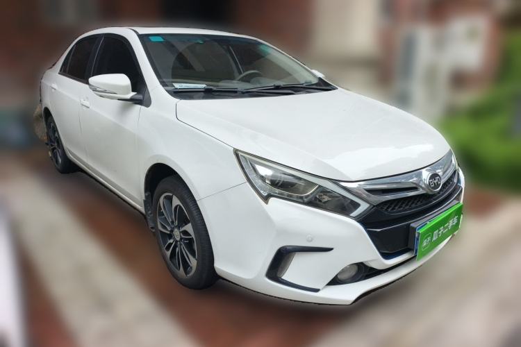 Used BYD Qin New Energy 2015 1.5T Dual-Crown Flagship Plus Edition Front Right 45 Deg