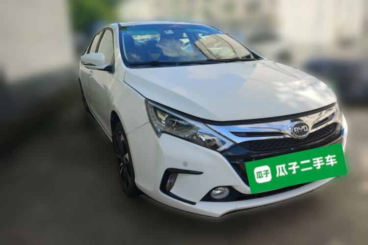 Used BYD Qin New Energy 2015 1.5T Dual-Crown Flagship Plus Edition Front Right 45 Deg