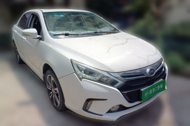 Used BYD Qin New Energy 2015 1.5T Dual-Crown Flagship Plus Edition Front Right 45 Deg