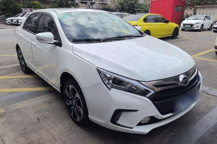 Used BYD Qin New Energy 2015 1.5T Dual-Crown Flagship Plus Edition Front Right 45 Deg