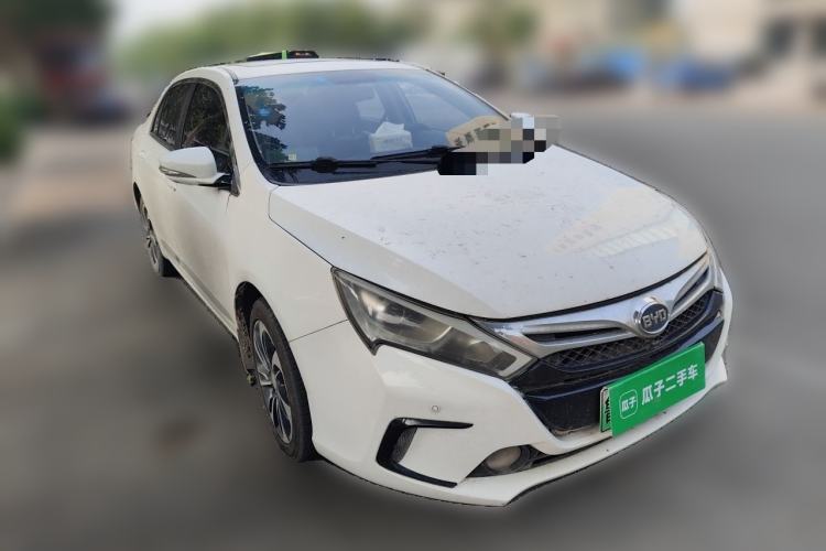 Used BYD Qin New Energy 2015 1.5T Dual-Crown Flagship Plus Edition Front Right 45 Deg