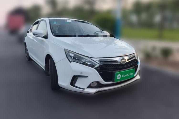 Used BYD Qin New Energy 2015 1.5T Dual-Crown Flagship Plus Edition Front Right 45 Deg