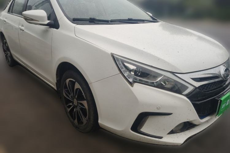 Used BYD Qin New Energy 2015 1.5T Dual-Crown Flagship Plus Edition Front Right 45 Deg