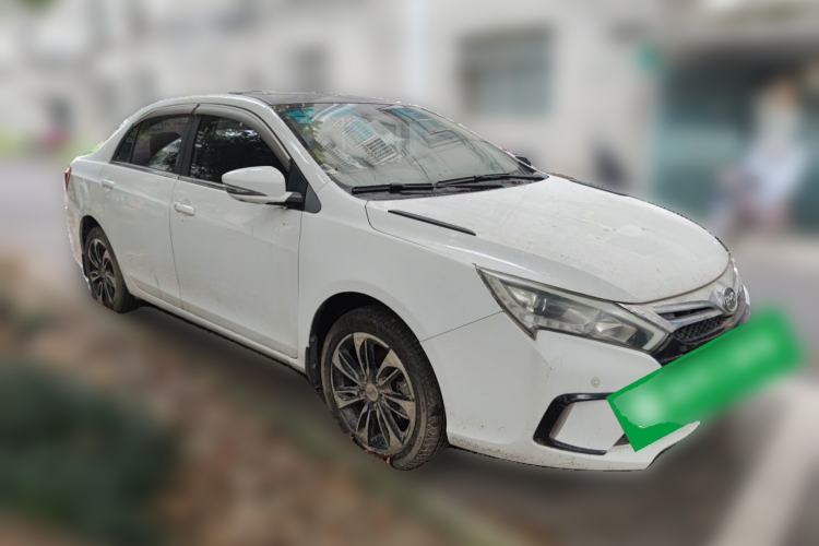 Used BYD Qin New Energy 2015 1.5T Dual-Crown Flagship Plus Edition Front Right 45 Deg