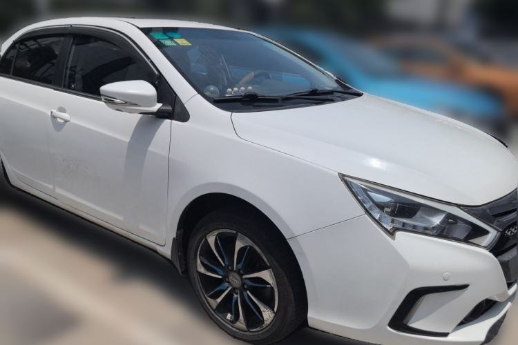 Used BYD Qin New Energy 2015 1.5T Dual-Crown Flagship Plus Edition Front Right 45 Deg