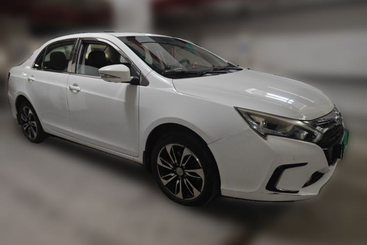 Used BYD Qin New Energy 2015 1.5T Dual-Crown Flagship Plus Edition Front Right 45 Deg
