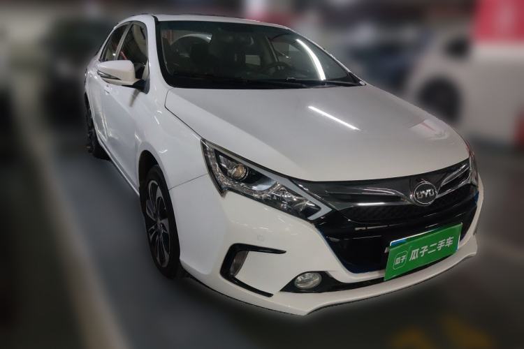 Used BYD Qin New Energy 2015 1.5T Dual-Crown Flagship Plus Edition Front Right 45 Deg